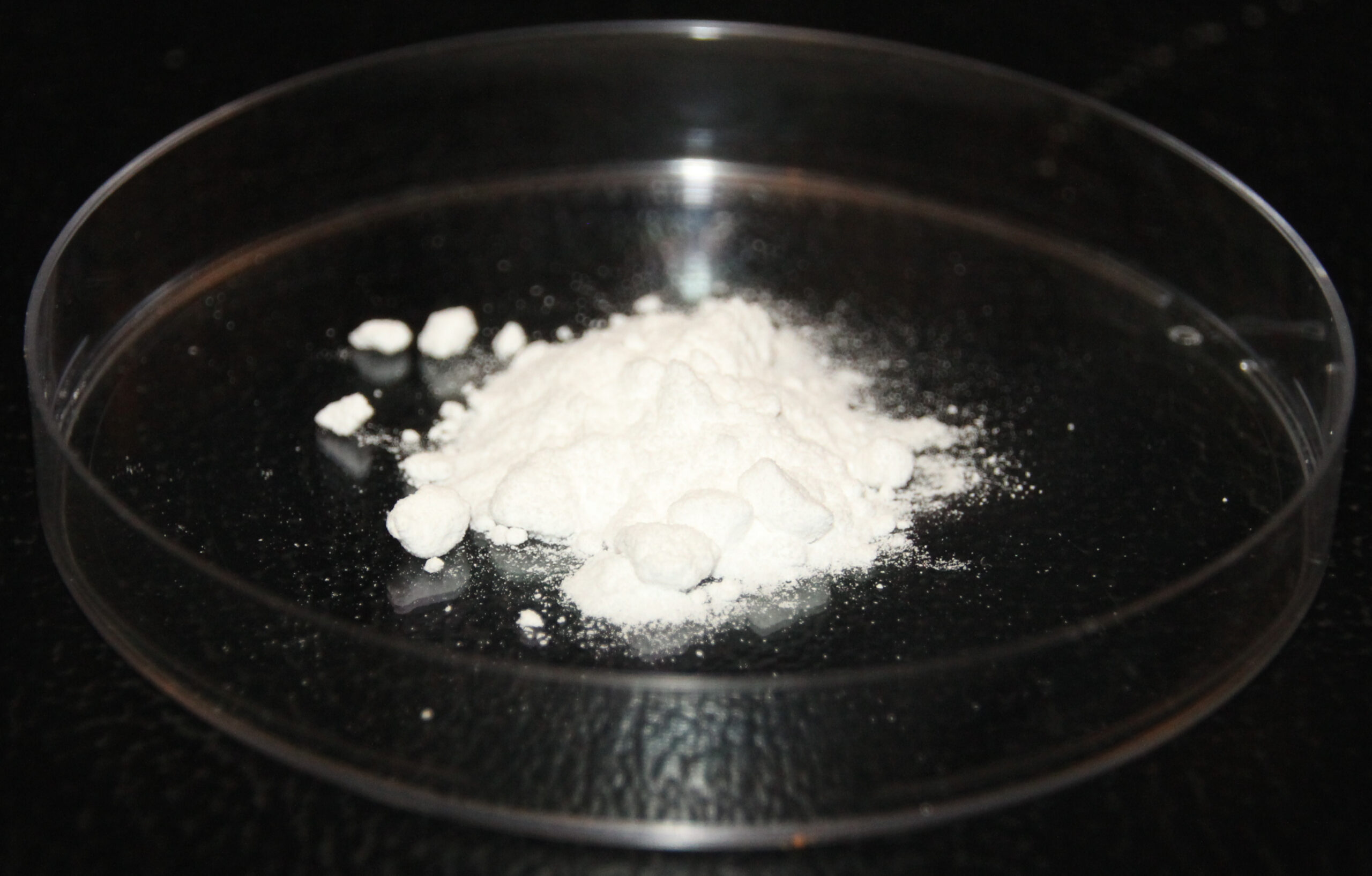 Sample of phthalic anhydride crystals